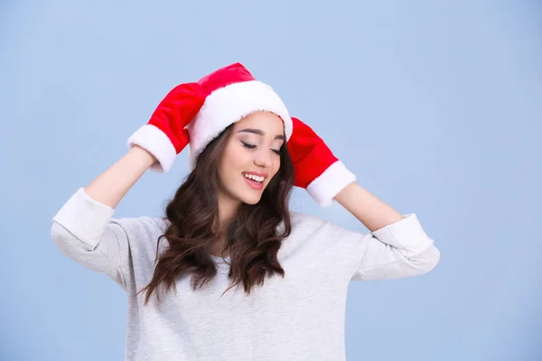 Piękna kobieta w kapeluszu Boże Narodzenie — Zdjęcie stockowe