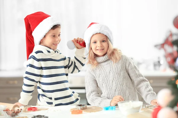 Μικρά παιδιά την προετοιμασία μπισκότα Χριστουγέννων στην κουζίνα — Φωτογραφία Αρχείου