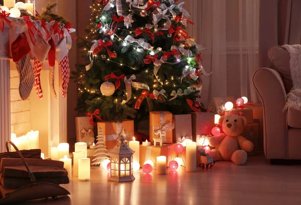 Σαλόνι με όμορφο χριστουγεννιάτικο δέντρο — Φωτογραφία Αρχείου