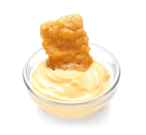 Вкусный самородок в маленькой миске с соусом для курицы на белом фоне — стоковое фото