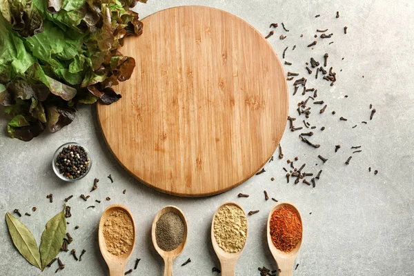 Tabla de madera y lechuga con especias en la mesa de la cocina. Concepto de clases de cocina — Foto de Stock