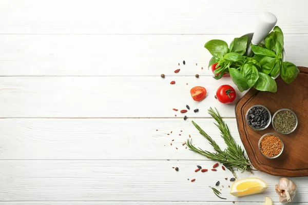 Komposition mit Holzbrett und Zutaten zum Kochen auf dem Tisch — Stockfoto