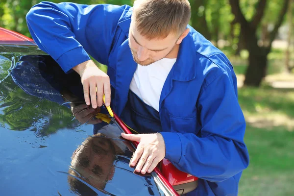 Arbejder, der anvender tonefolie - Stock-foto