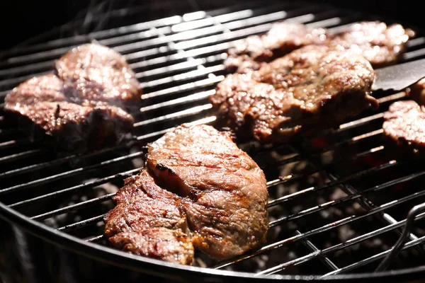 Steaks op barbecue grill — Stockfoto