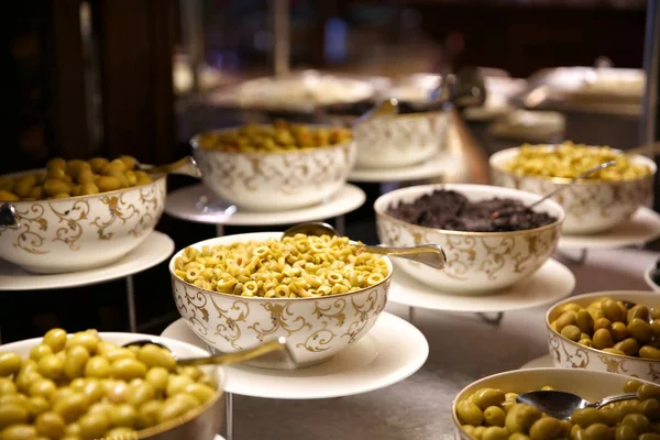 Kase büfesi masada zeytin çeşitleri