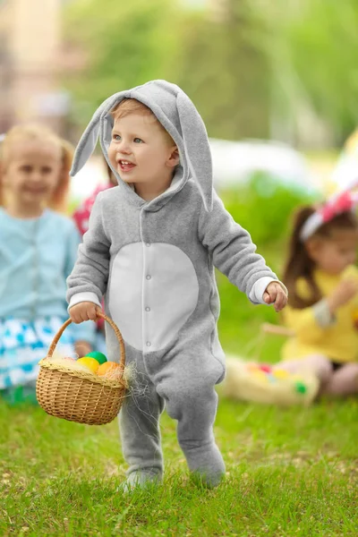 Sepet içinde park ile şirin küçük çocuk. Paskalya yumurtası avı kavramı — Stok fotoğraf