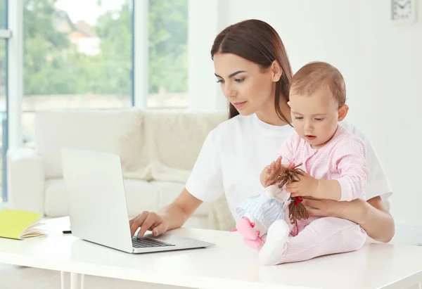 Madre che tiene il bambino — Foto Stock