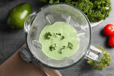 Balıklı taco mutfak masasında blender için krem avokado sos