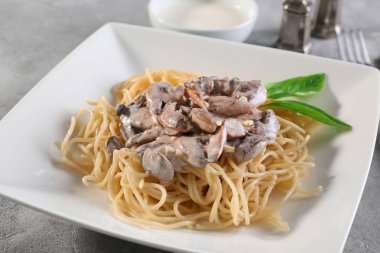 Lezzetli makarna ve mantarlı beyaz sos