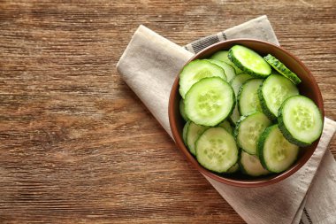 taze dilimlenmiş salatalık