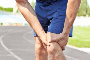 genç adam bacak ağrısı muzdarip