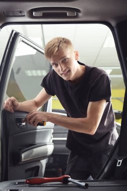 Arabanın kapısını tamir dükkanında tamir otomatik mekanik