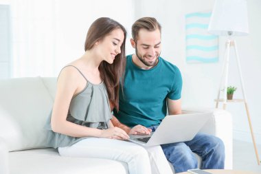 Genç çift bilgi arama  