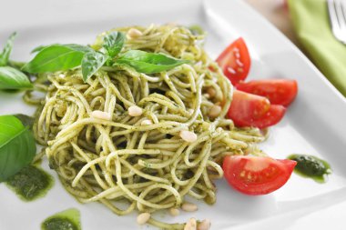 Lezzetli pasta plaka üzerinde pesto sos ile