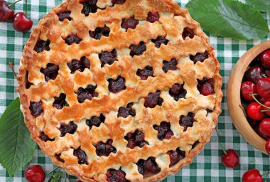 lezzetli vişneli pasta 