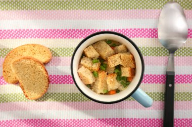 Masada lezzetli çorba ile metal kupa. Bir kavram için pişirme