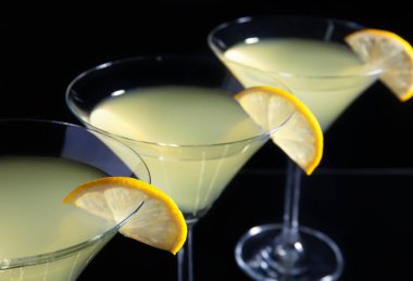 limon damla martini meyve dilimleri ile 