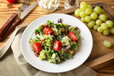 Brokoli Salatası Masasında plakalı