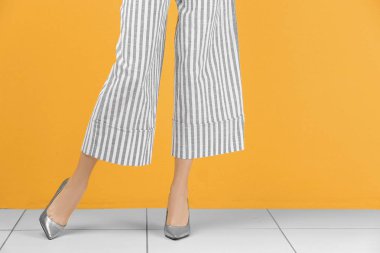 topuklu genç kadın  