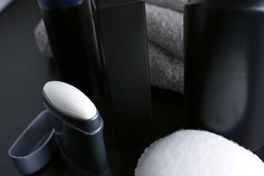 Deodorant ile kişisel bakım için karanlık masaya ayarla