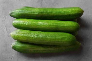 Olgun taze salatalık 