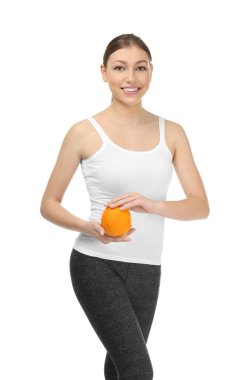 Turuncu Beyaz arka plan üzerinde olan güzel kadın. Diyet kavramı