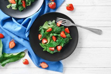 Çilekli ıspanak salatası.