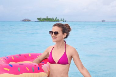 Renkli şişme çörek Resort ile banyo güzel ve genç birbayan