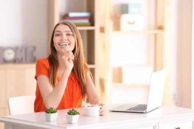 yoğurt yiyen kadın 