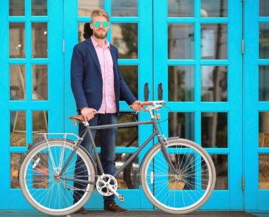 Bisiklet konumu windows yakın olan yakışıklı delikanlı