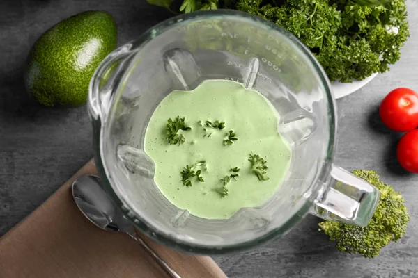 Balıklı taco mutfak masasında blender için krem avokado sos