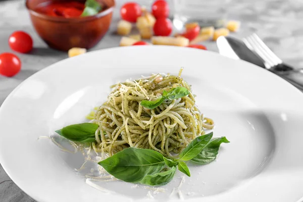 Pesto soslu lezzetli makarna