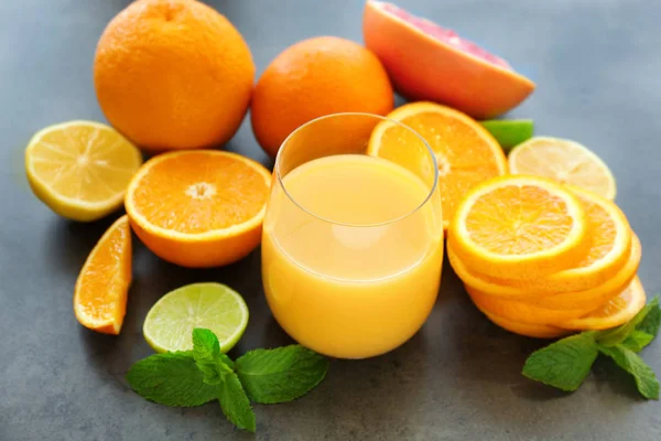 Vidro de suco de laranja fresco na mesa — Fotografia de Stock