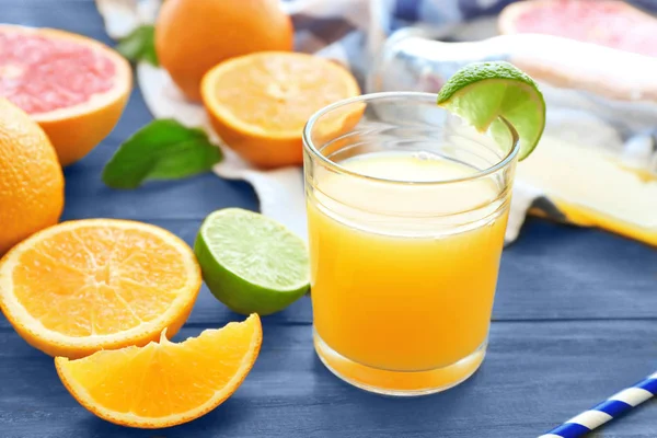 Glas färsk apelsinjuice på bordet — Stockfoto