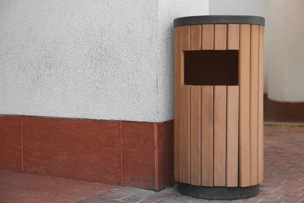 Cubo de basura de madera moderna — Foto de Stock