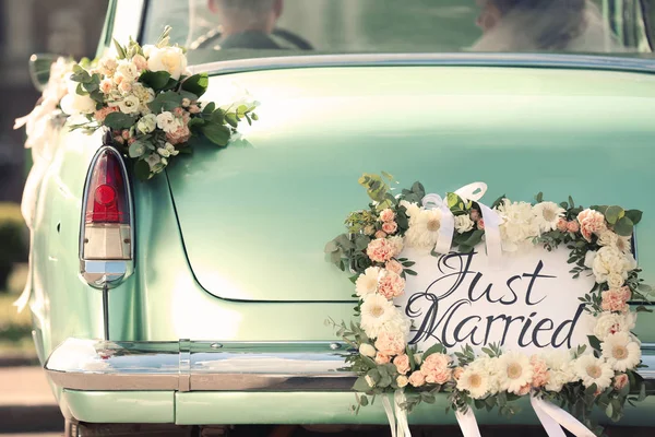 Красивий весільний автомобіль з тарілкою JUST MARRIED — стокове фото