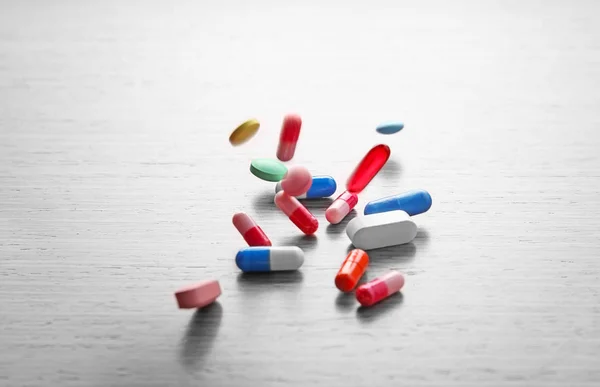 Verschillende kleurrijke pillen — Stockfoto