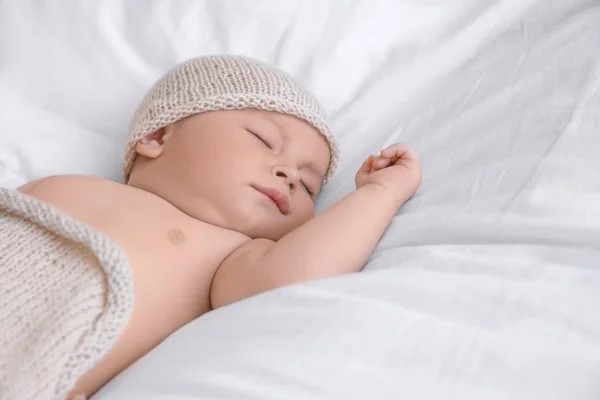 Lindo bebé durmiendo en la cama en casa — Foto de Stock