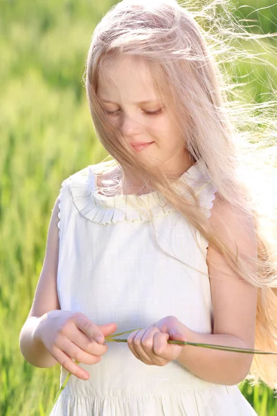 Маленькая девочка в зеленом поле — стоковое фото