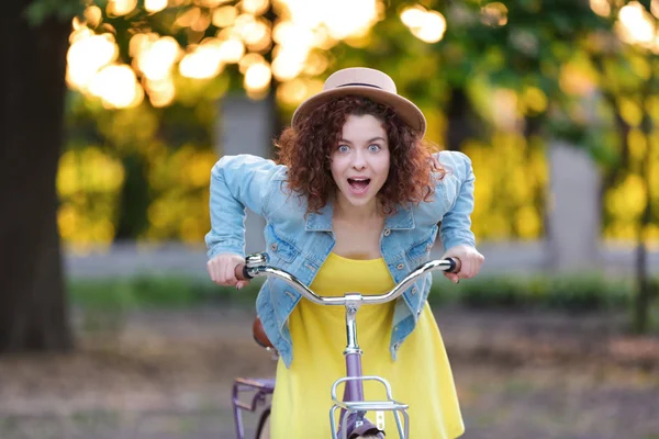 Ung kvinna med cykel — Stockfoto