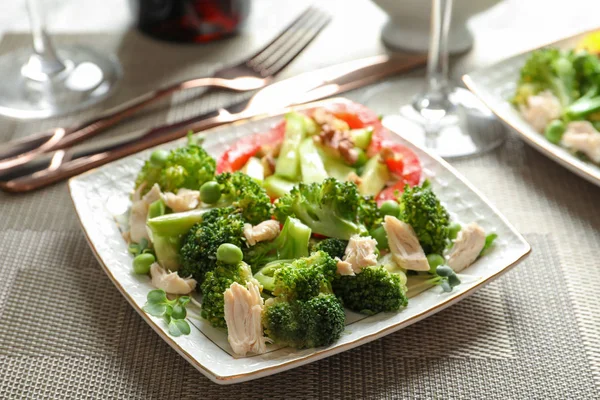 Tallrik med broccoli sallad på bordet — Stockfoto