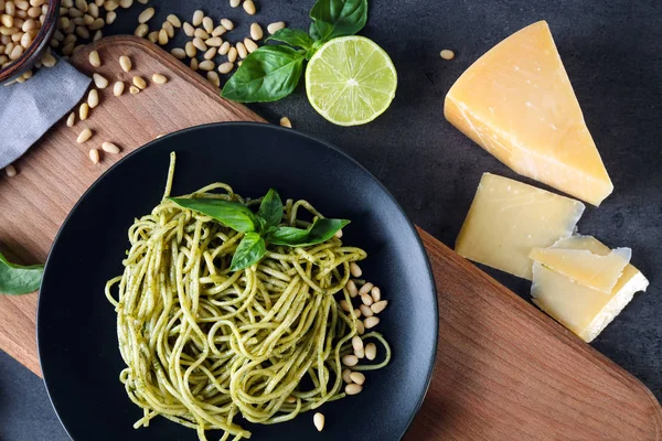 pesto sos ve malzemeler ile makarna