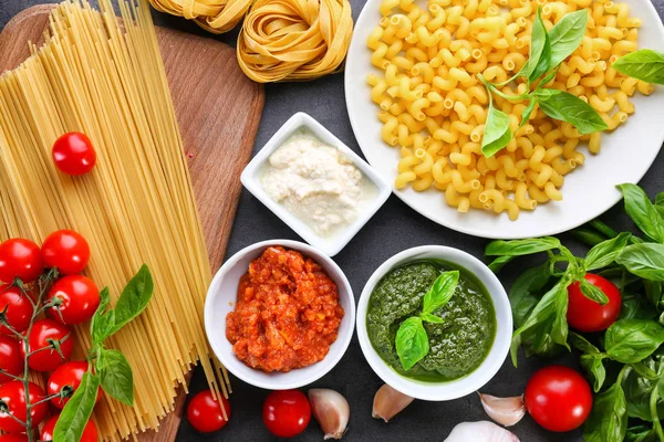 Pesto, bolognese ve makarna için beyaz soslar ile kompozisyon — Stok fotoğraf