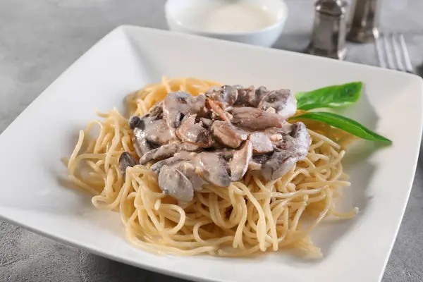 Lezzetli makarna ve mantarlı beyaz sos