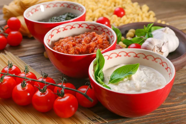 Heerlijke pesto, bolognese en witte sauzen voor pasta — Stockfoto