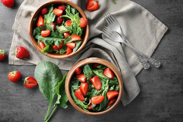 Çilekli ıspanak salatası.