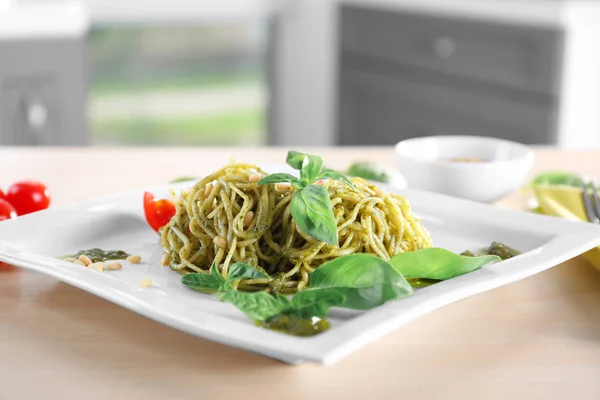 Leckere Pasta mit Pesto-Sauce — Stockfoto