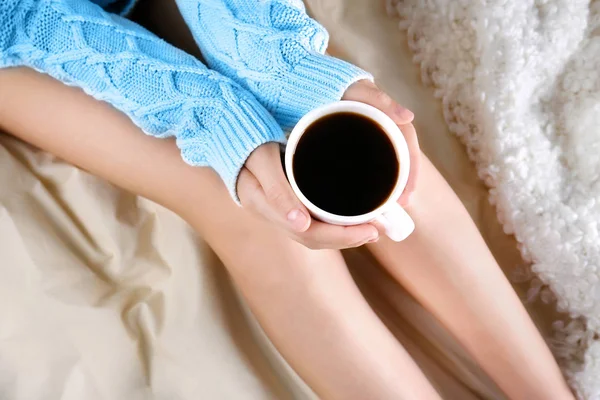 Mujer joven con taza de café —  Fotos de Stock