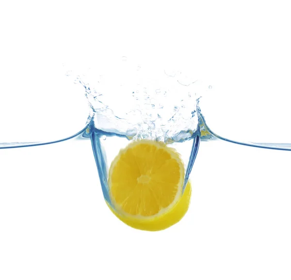 Zitronenscheiben ins Wasser fallen — Stockfoto