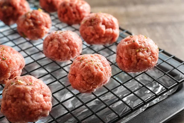 Rejilla con albóndigas crudas —  Fotos de Stock